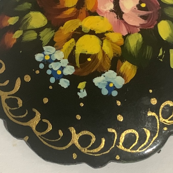 Black Laquer Russian Floral signed Brooch - Picture 6 of 8